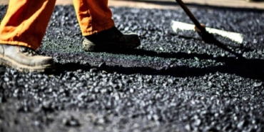 Denizlerden toplanan plastik atıklar geri dönüştürülerek yol yapımında asfalt karışımlarına dahil ediliyor